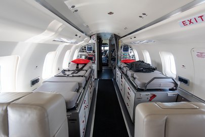 Multifunctional stretchers in the cabin of the Challenger 650